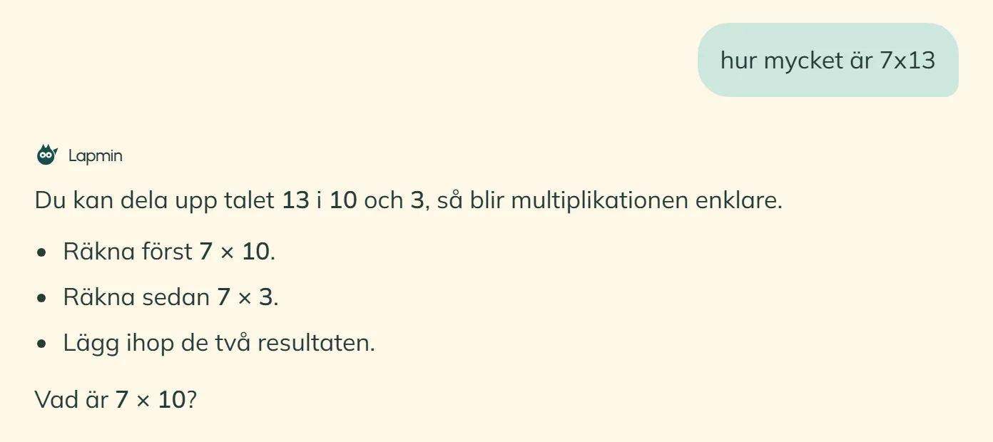 I elevens vy frågar eleven vad 7 × 13 är. Lapmin föreslår att dela upp 13 i 10 och 3, räkna 7 × 10 och 7 × 3 och lägga ihop resultaten. Sedan frågar den vad 7 × 10 är, utan att ge slutresultatet.