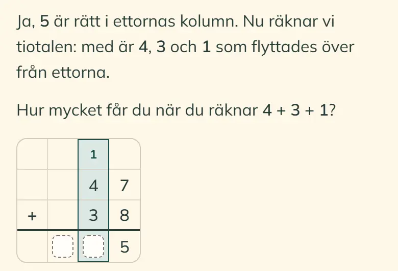 Lapmin bekräftar att 5 i entalskolumnen är rätt och frågar vad 4 + 3 + 1 blir. Uppställningen visar 47 och 38, siffran 5, en minnessiffra och en markerad tiotalskolumn.