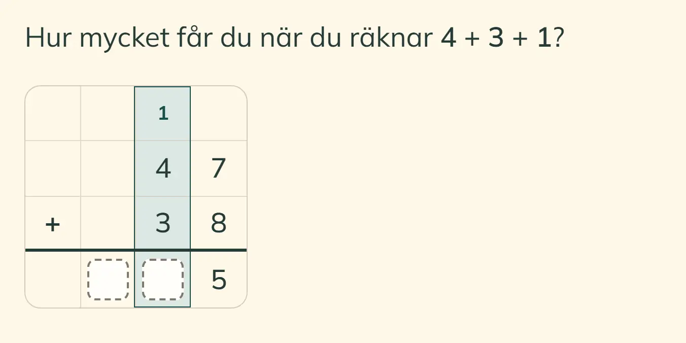 I elevens vy frågar Lapmin vad 4 + 3 + 1 blir. Under frågan finns en uppställning med 47 och 38, siffran 5 i entalskolumnens svar, en minnessiffra ovanför tiotalskolumnen och en markerad tiotalskolumn.