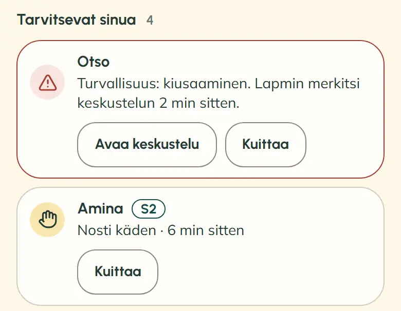 Opettajan huomiolista puhelimella: turvallisuusmerkintä, jonka rivillä on Avaa keskustelu ja Kuittaa, ja sen alla oppilaan nostama käsi, jonka rivillä on Kuittaa. Esittelyluokan nimet ovat keksittyjä.