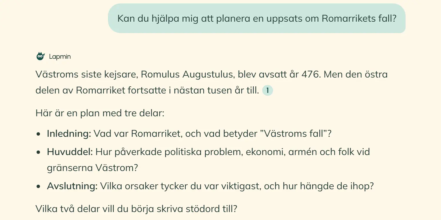 En elev ber Lapmin om hjälp att planera en essä om Romarrikets fall. Svaret nämner att Västroms siste kejsare avsattes år 476 och att den östra delen av riket fortsatte i nästan tusen år till. Det visar en numrerad källa, frågor om essäns början, mitt och slut och en fråga om vilka två delar eleven vill börja skriva stödord till.