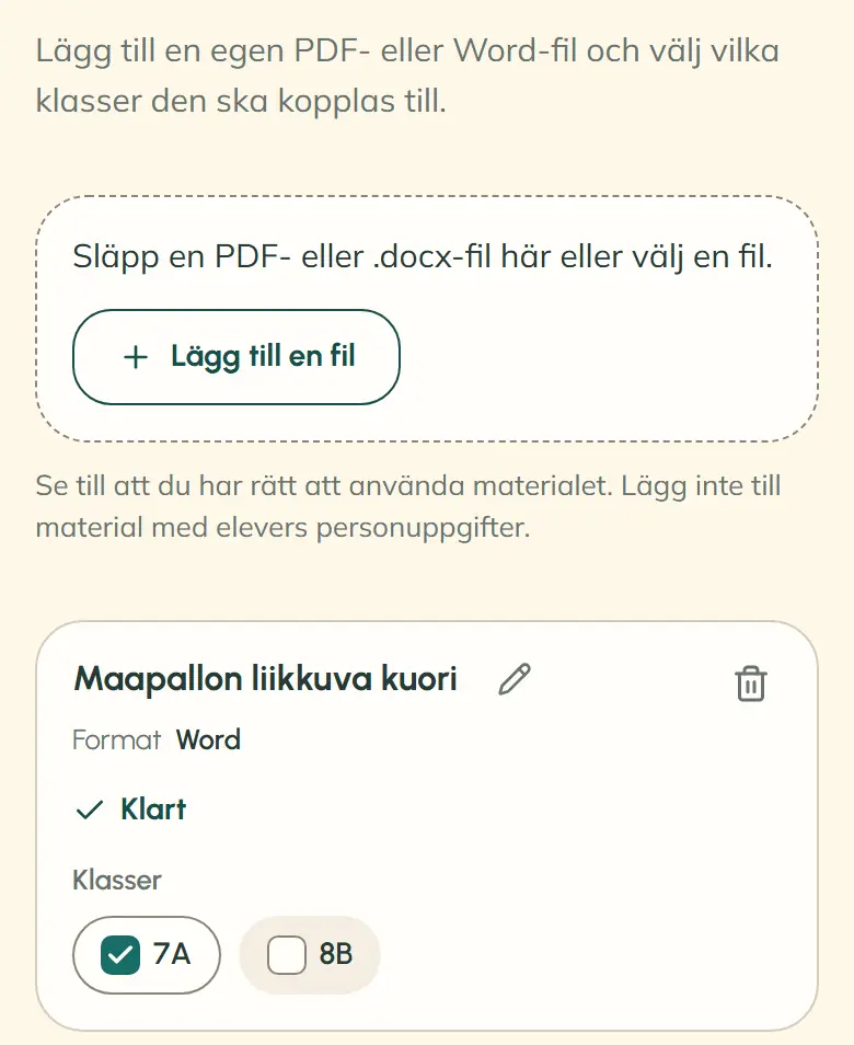 Mobilvyn av sidan Material börjar med texten om att lägga till en egen PDF- eller Word-fil och välja vilka klasser den kopplas till. Därefter syns uppladdningsfältet med knappen ”Lägg till en fil” och påminnelsen om användningsrätt och elevers personuppgifter. Det första materialet, ”Maapallon liikkuva kuori”, är en Word-fil som är klar: 7A är markerad, 8B inte.