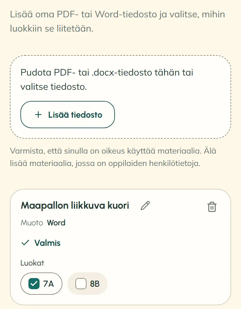 Materiaalit-sivun puhelinkuva alkaa ohjeesta lisätä oma PDF- tai Word-tiedosto ja valita sille luokat. Sen alla näkyvät tiedoston lisäysalue ”Lisää tiedosto” -painikkeineen sekä huomautus käyttöoikeudesta ja oppilaiden henkilötiedoista. Ensimmäinen materiaali, ”Maapallon liikkuva kuori”, on valmis Word-tiedosto: 7A on valittu, 8B ei.