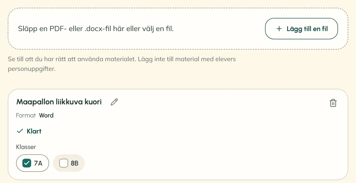 Uppladdningsfältet ber användaren släppa en PDF- eller .docx-fil eller välja en fil och har en knapp för att lägga till filen. Under det finns en påminnelse om rätten att använda materialet och om elevers personuppgifter. Det första materialet, ”Maapallon liikkuva kuori”, är en färdig Word-fil: 7A är markerad, 8B inte.