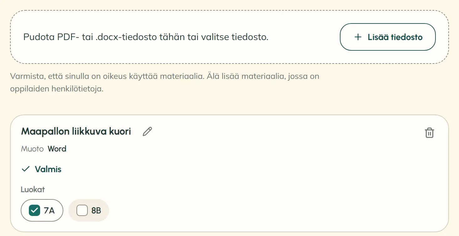 Tiedoston lisäysalueella kehotetaan pudottamaan PDF- tai .docx-tiedosto tai valitsemaan tiedosto, ja siinä on ”Lisää tiedosto” -painike. Alla on huomautus materiaalin käyttöoikeudesta ja oppilaiden henkilötiedoista. Ensimmäinen materiaali, ”Maapallon liikkuva kuori”, on valmis Word-tiedosto: 7A on valittu, 8B ei.