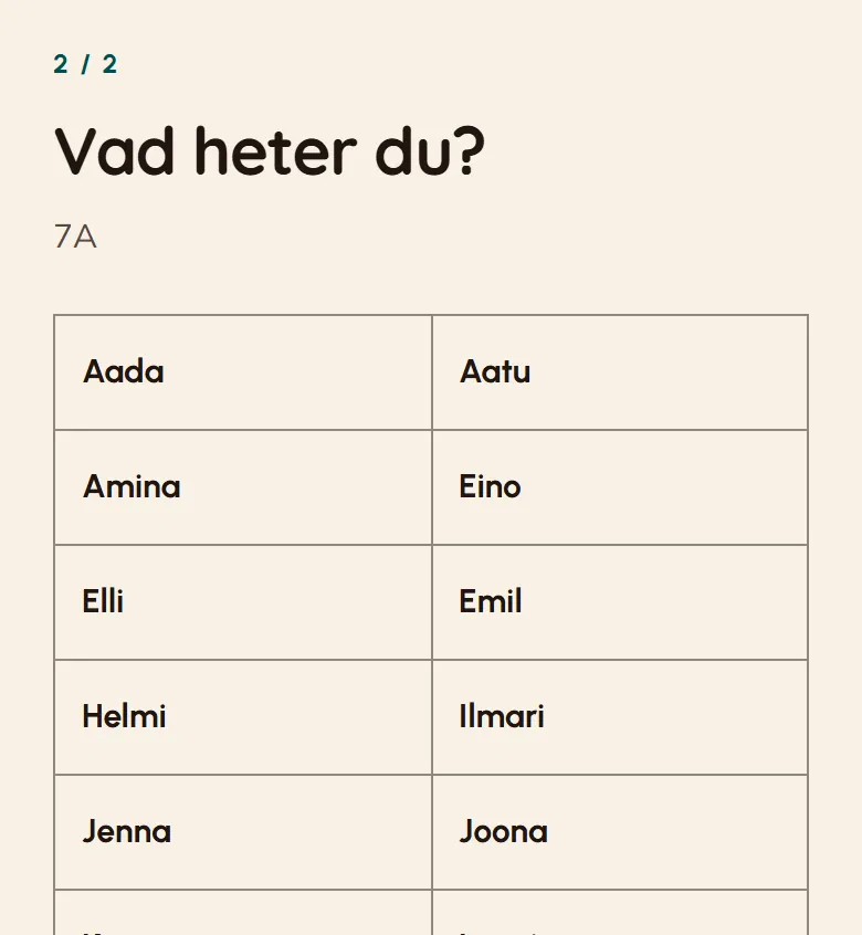 Elevens telefonvy visar steg 2/2, frågan ”Vad heter du?”, klass 7A och de första namnen i listan där eleven väljer sitt eget. Namnen i demoklassen är påhittade.