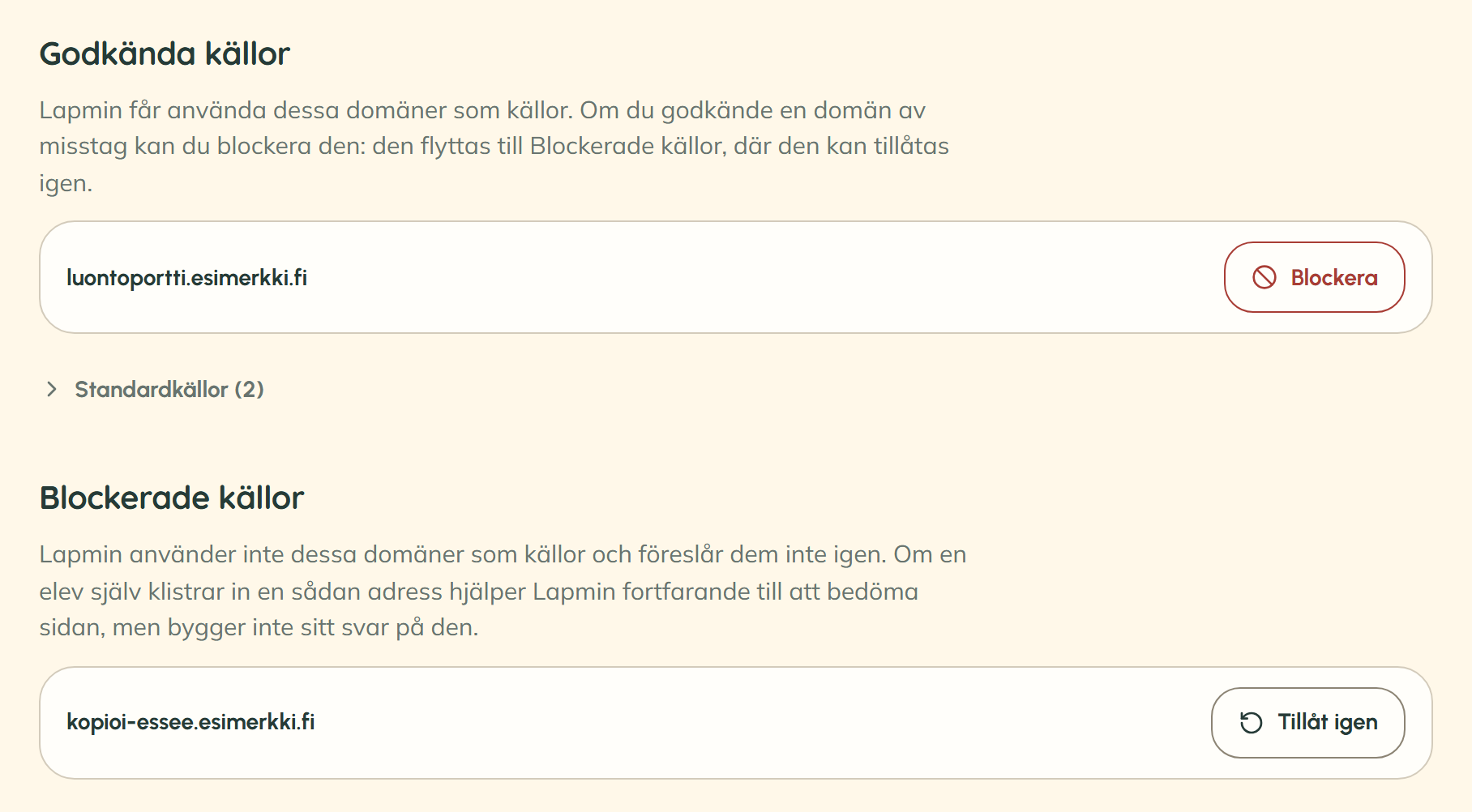 Godkända och blockerade källor i lärarens vy. En godkänd webbplats har knappen ”Blockera”, en blockerad har ”Tillåt igen”, och Lapmins standardkällor visas som en egen grupp. Webbplatserna är exempel.
