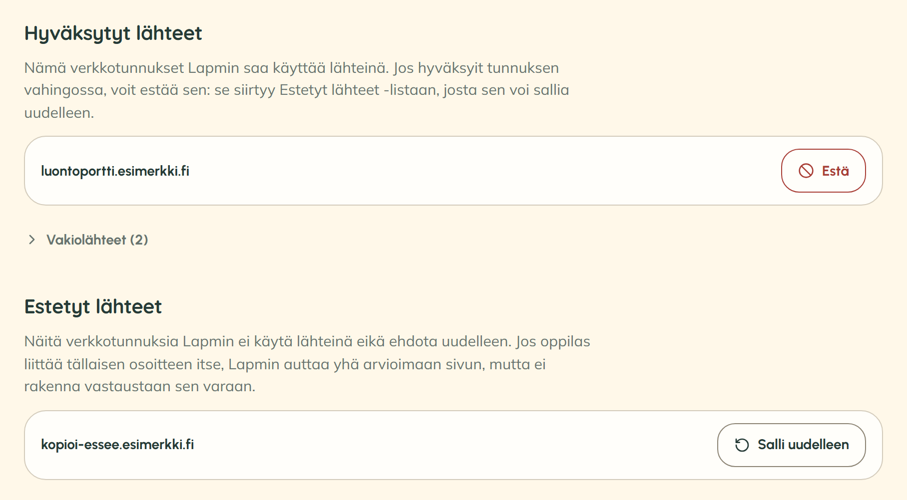 Opettajan hyväksymät ja estetyt lähteet: hyväksytyllä sivustolla on Estä-painike, estetyllä Salli uudelleen -painike, ja Lapminin vakiolähteet ovat omana ryhmänään. Sivustot ovat esimerkkejä.