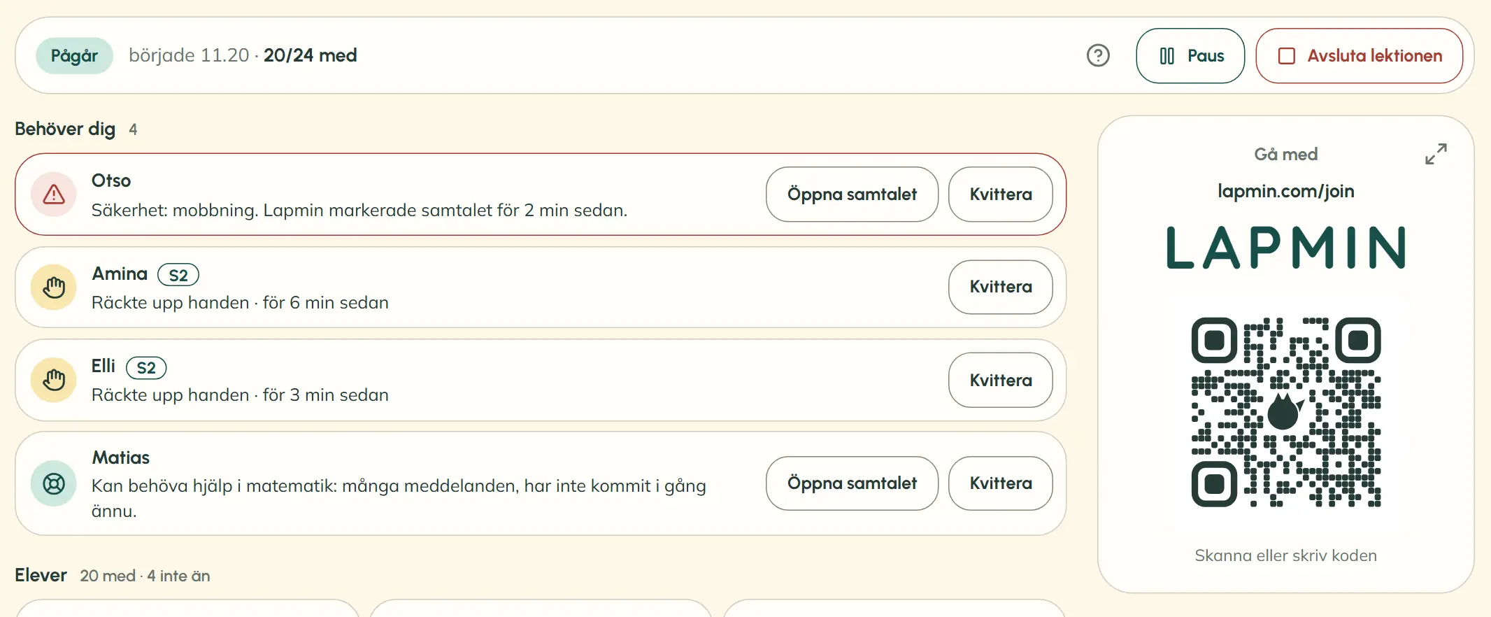 Lärarens lektionsvy visar listan ”Behöver dig” med en säkerhetsmarkering, två uppsträckta händer och en elev som kan behöva hjälp. Lektionskoden och en QR-kod syns också. Namnen i demoklassen är påhittade.