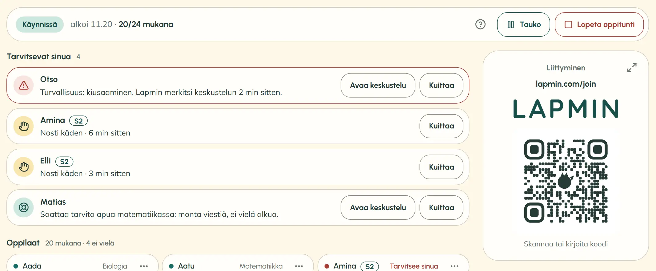 Opettajan huomiolista: yksi turvallisuusmerkintä, kaksi nostettua kättä ja yksi oppilas, joka saattaa tarvita apua, sekä oppitunnin liittymiskoodi ja QR-koodi. Esittelyluokan nimet ovat keksittyjä.