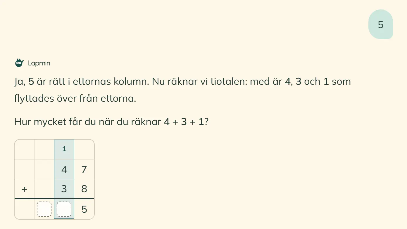 Eleven har svarat 5. Lapmin bekräftar att siffran är rätt i entalskolumnen och frågar vad 4 + 3 + 1 blir. Uppställningen visar 47 och 38, en femma i svarsraden, minnessiffran 1 ovanför tiotalen och en markerad tiotalskolumn.