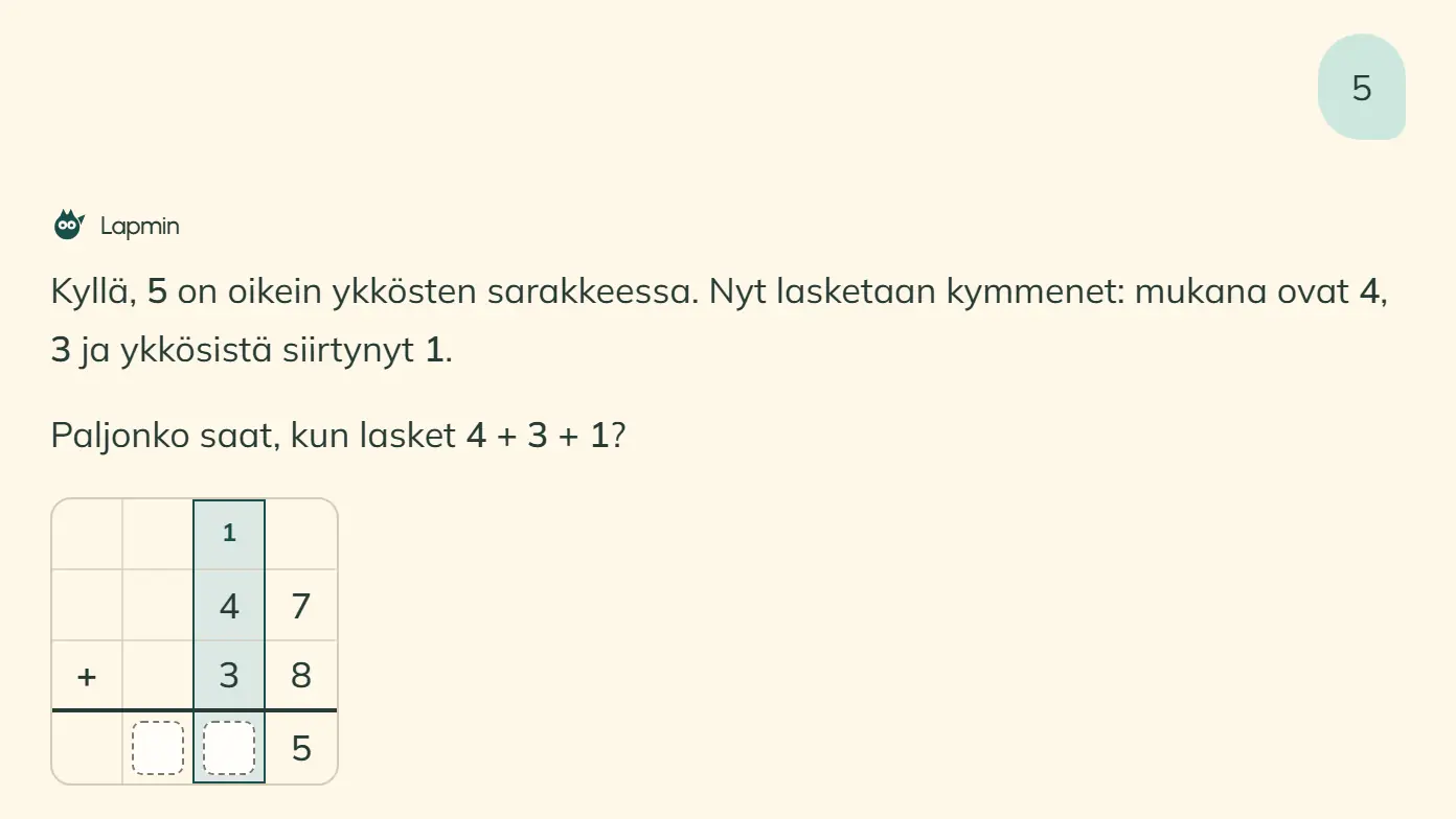 Oppilas vastaa 5. Lapmin kertoo, että 5 on oikein ykkösten sarakkeessa, ja kysyy, paljonko on 4 + 3 + 1. Alla on ruudukko, jossa luvut 47 ja 38 ovat allekkain, ykkösten sarakkeen vastaus 5 on kirjoitettu, muistinumero 1 on kymmenten sarakkeen päällä ja kymmenten sarake on korostettu.
