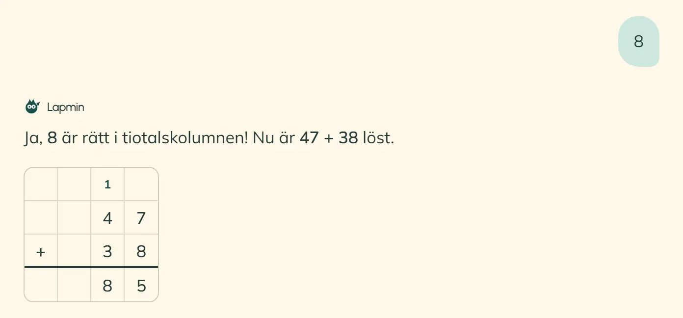Eleven har svarat 8. Lapmin bekräftar tiotalen och att 47 + 38 är löst. Uppställningen visar minnessiffran 1 och svaret 85.