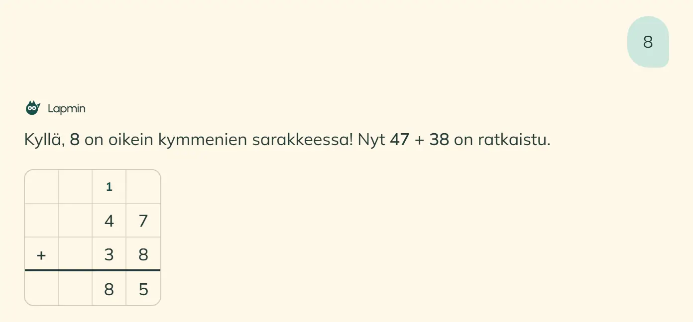 Oppilas vastaa 8. Lapmin kertoo, että 8 on oikein kymmenten sarakkeessa ja lasku 47 + 38 on ratkaistu. Ruudukossa luvut 47 ja 38 ovat allekkain, muistinumero 1 on kymmenten yläpuolella ja vastausriville on kirjoitettu 85.