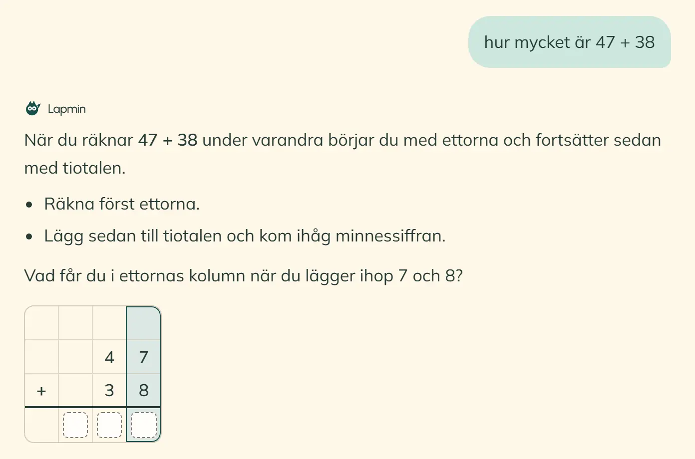 Eleven frågar vad 47 + 38 är. Lapmin föreslår att börja med entalen och frågar vad 7 + 8 blir. Under svaret står 47 och 38 i en uppställning med tomma svarsrutor och markerad entalskolumn.