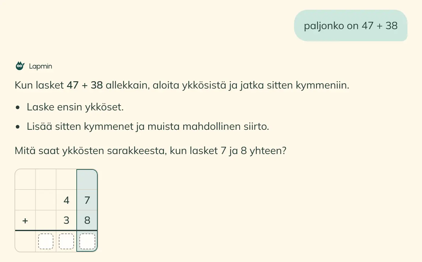 Oppilas kysyy, paljonko on 47 + 38. Lapmin neuvoo aloittamaan ykkösistä ja kysyy, mitä ykkösten sarakkeesta tulee, kun 7 ja 8 lasketaan yhteen. Alla on ruudukko, jossa luvut 47 ja 38 ovat allekkain, vastausruudut ovat tyhjiä ja ykkösten sarake on korostettu.