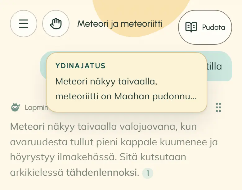 Oppilas vetää vastausta kahvasta. Vastauksen ydinajatus ”Meteori näkyy taivaalla, meteoriitti on Maahan pudonnut…” liikkuu korttina kohti yläkulman painiketta, jossa lukee ”Pudota”, ja vastaus himmenee.