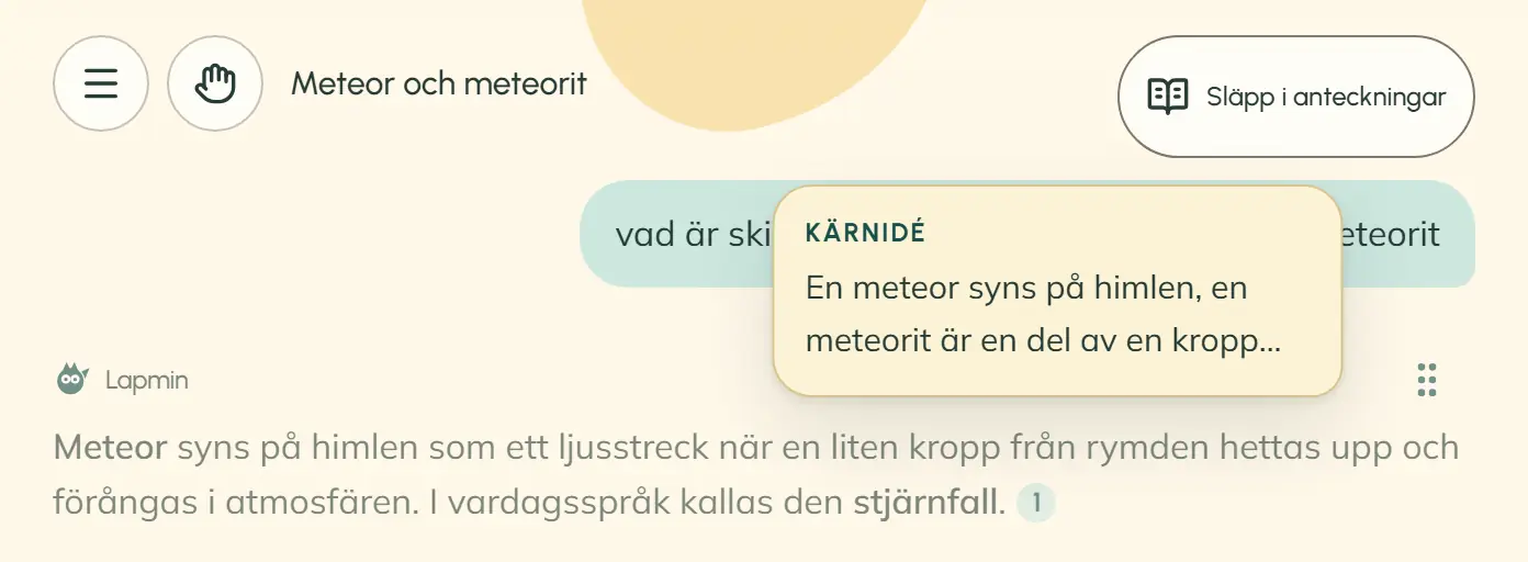 Eleven drar svaret i handtaget. Kortet med kärnidén om meteor och meteorit rör sig mot knappen ”Släpp i anteckningar” uppe till höger, medan svaret bakom tonas ned.