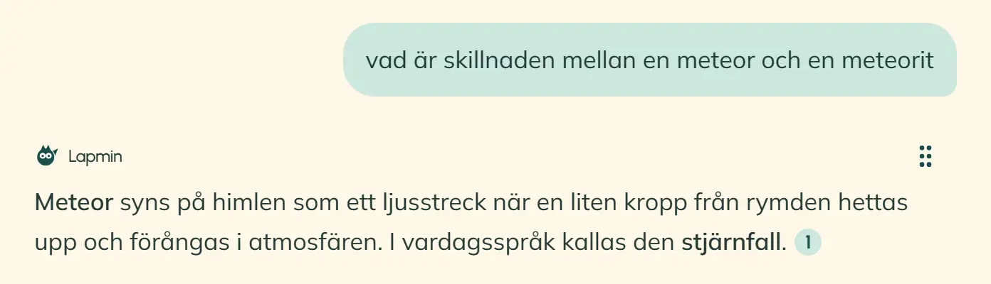 Elevens fråga om skillnaden mellan en meteor och en meteorit samt början av Lapmins svar. På svarskortets övre rad, till höger om namnet Lapmin, finns handtaget som eleven kan dra svaret med.