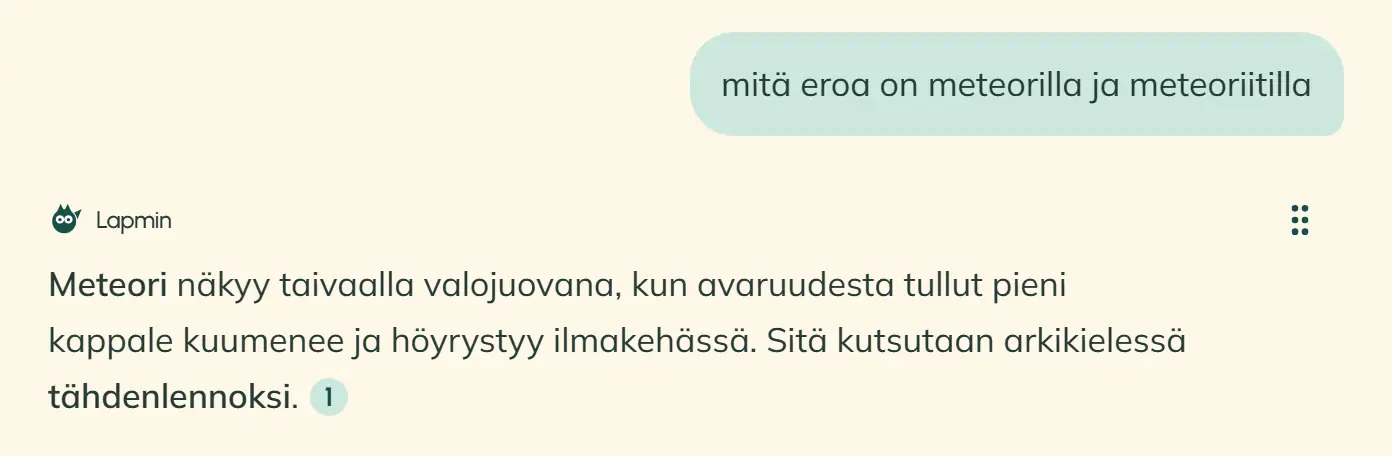 Oppilaan kysymys ”mitä eroa on meteorilla ja meteoriitilla” ja Lapminin vastauksen alku. Vastauksen yläreunassa, Lapmin-nimen rivin oikeassa reunassa, on kahva, josta vastauksen voi vetää muistiinpanoihin.