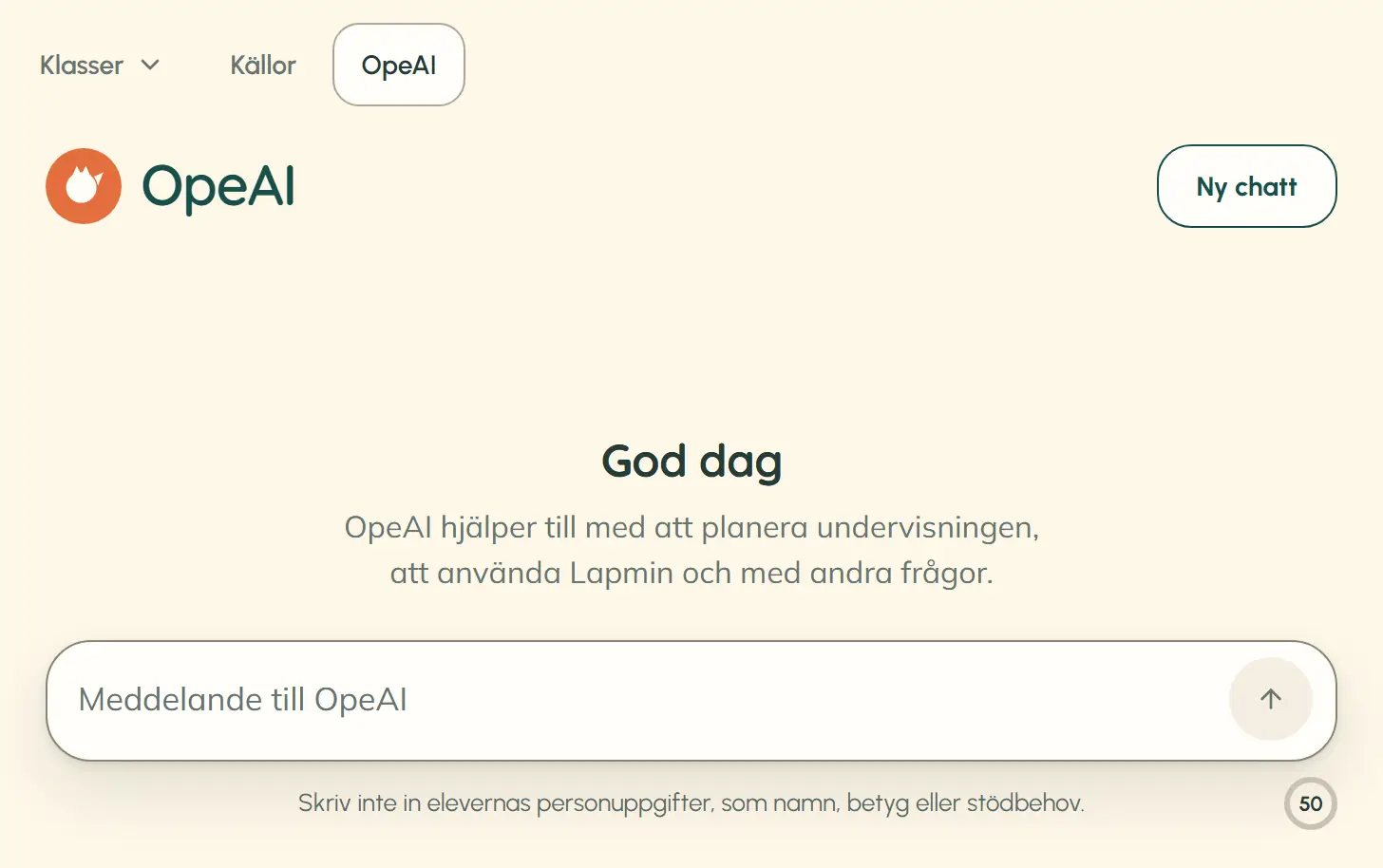 OpeAI är valt efter ”Källor” i lärarens meny. Den nya chatten visar hälsningen ”God dag”, ett meddelandefält, en påminnelse om elevernas personuppgifter och antalet meddelanden som återstår.