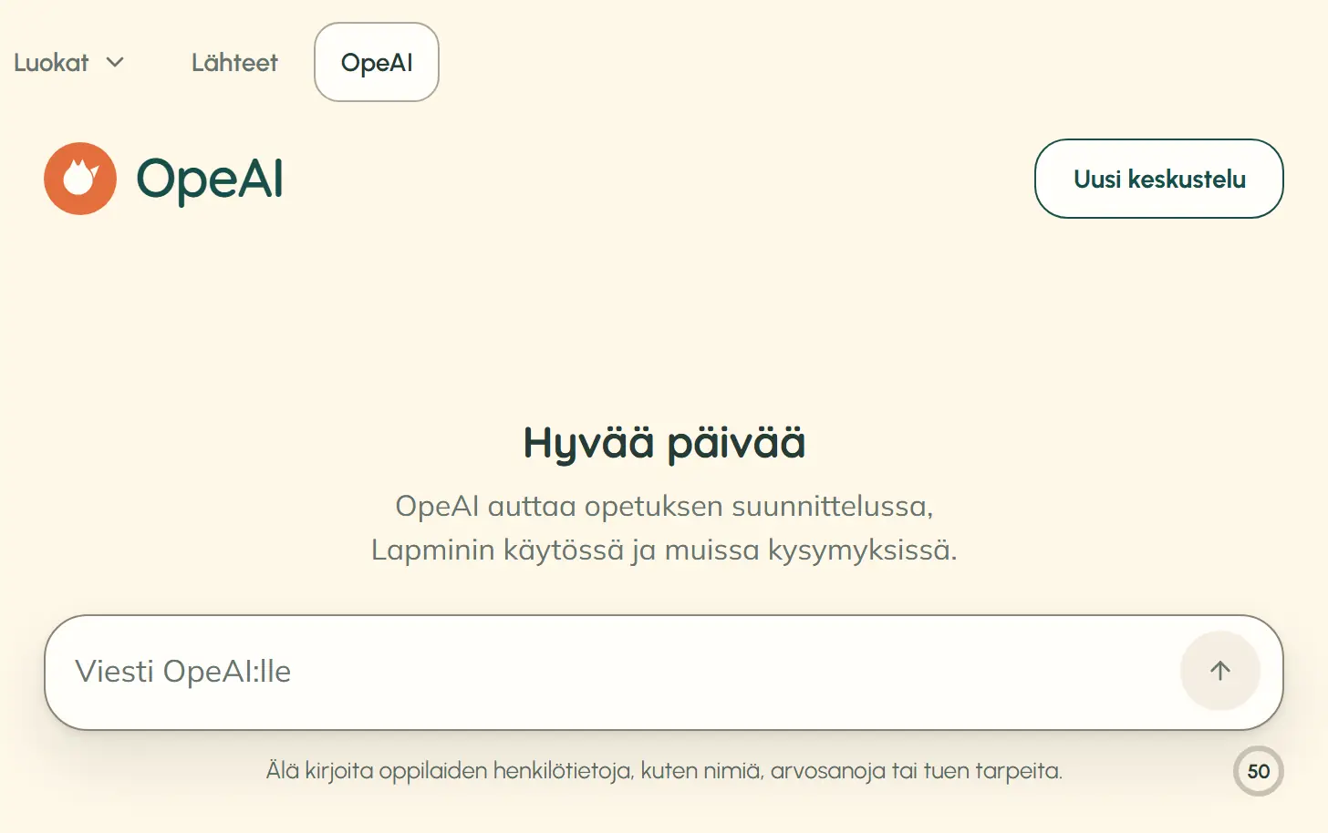 Opettajan näkymän valikko, jossa OpeAI on valittuna Lähteet-kohdan jälkeen, ja OpeAI:n uusi keskustelu: tervehdys Hyvää päivää, rivi OpeAI auttaa opetuksen suunnittelussa, Lapminin käytössä ja muissa kysymyksissä, viestikenttä ja sen alla muistutus olla kirjoittamatta oppilaiden henkilötietoja sekä jäljellä olevien viestien määrä.
