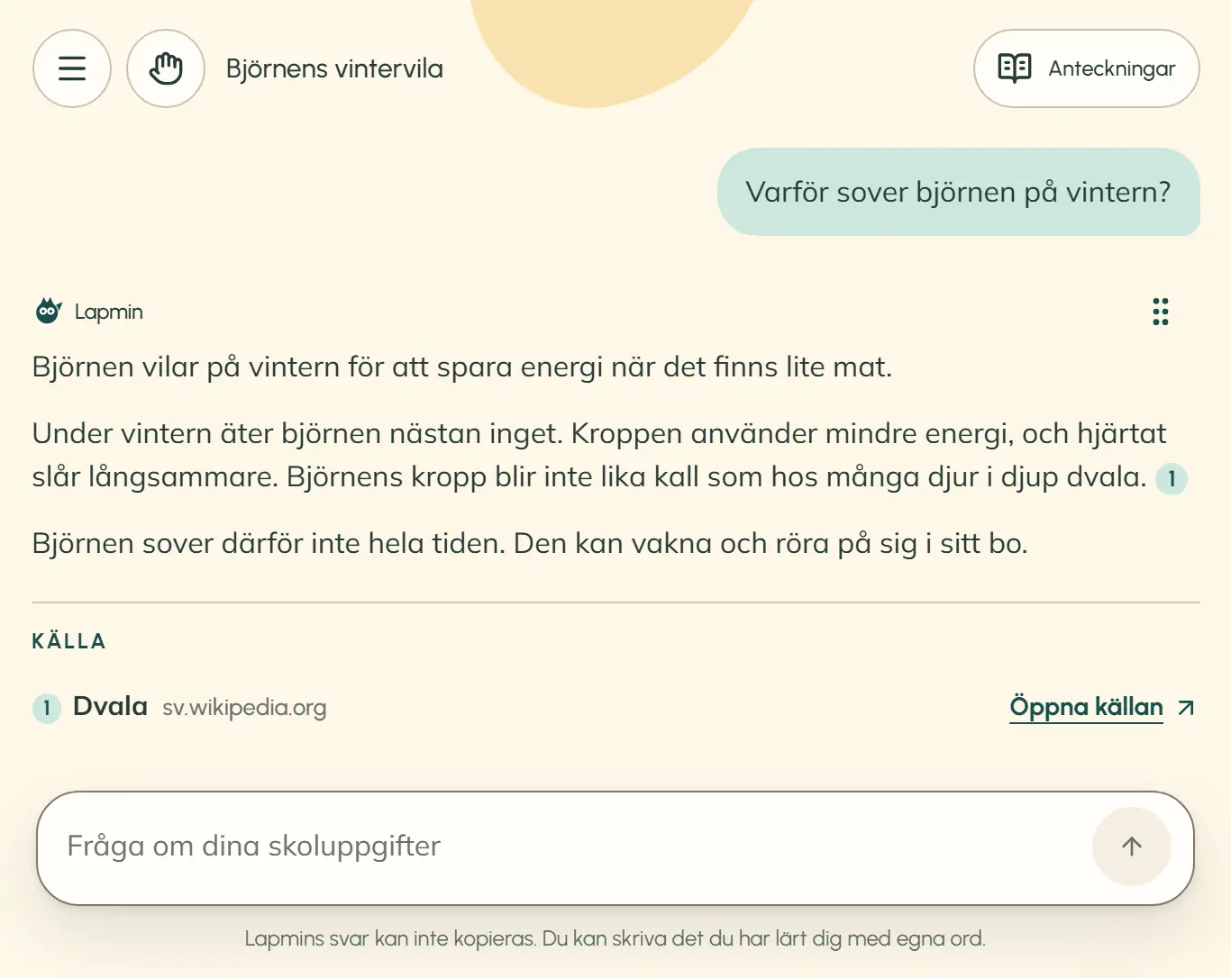 Oppilaan näkymä ruotsiksi alakoulun luokassa. Oppilas kysyy ”Varför sover björnen på vintern?”, ja Lapmin vastaa ruotsiksi lyhyin lausein: ”Björnen vilar på vintern för att spara energi när det finns lite mat.” Vastauksen alla on lähde Dvala ruotsinkielisestä Wikipediasta ja viestikenttä ”Fråga om dina skoluppgifter”.