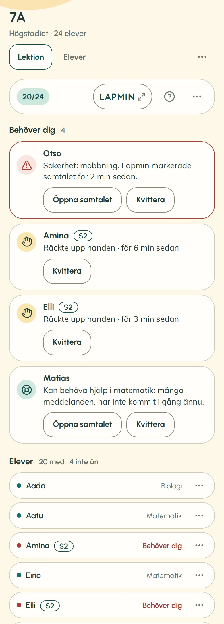 Lärarens lektionsvy på en telefon: klass 7A, 20 av 24 elever med och början av listan ”Behöver dig”, med en säkerhetsmarkering och en uppsträckt hand. Namnen är påhittade.