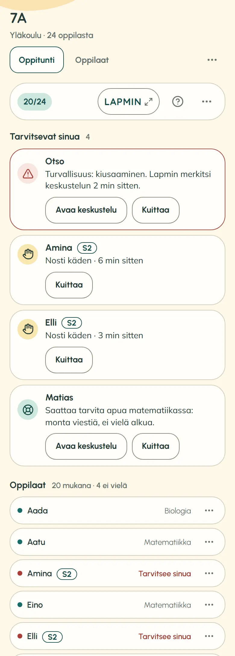 Opettajan näkymä puhelimella kesken oppitunnin: luokka 7A, 20/24 oppilasta mukana ja huomiolistan alku, jossa on turvallisuusmerkintä ja nostettu käsi. Esittelyluokan nimet ovat keksittyjä.